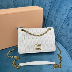미우미우 마테라쎄 로고 체인백 N88 5BP065 화이트